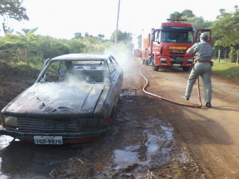 Carro fica destruído após incêndio 